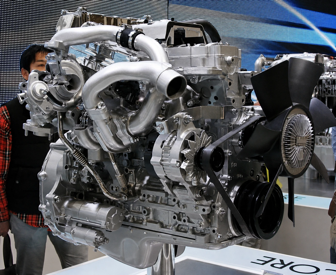 Загальний вигляд виставкового двигуна Isuzu 4HK1-TCH